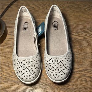 Cliffs by WHITE MOUNTAIN Grey Perforated Flats